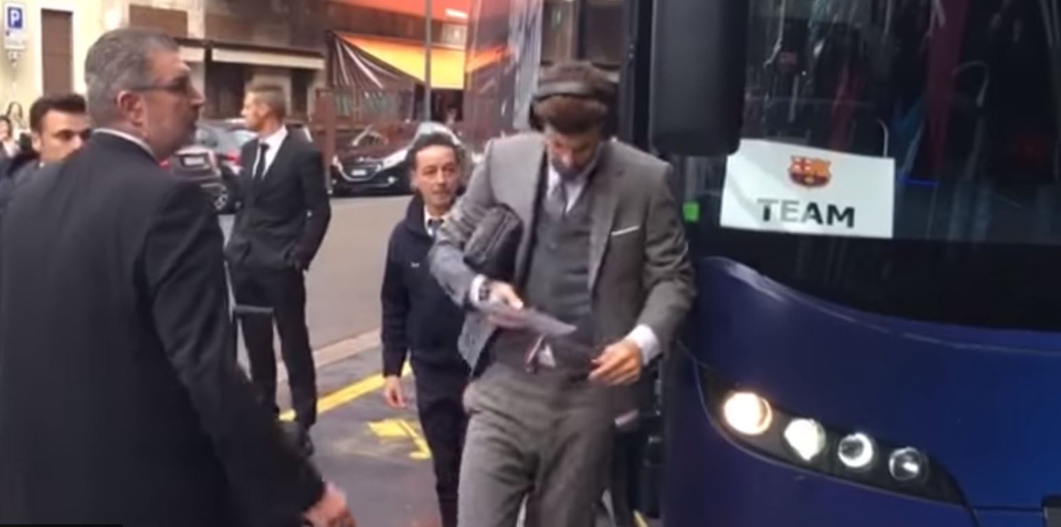 VIDEO/ Barcelona mbërrin në Milano, Pique përplaset me autobusin
