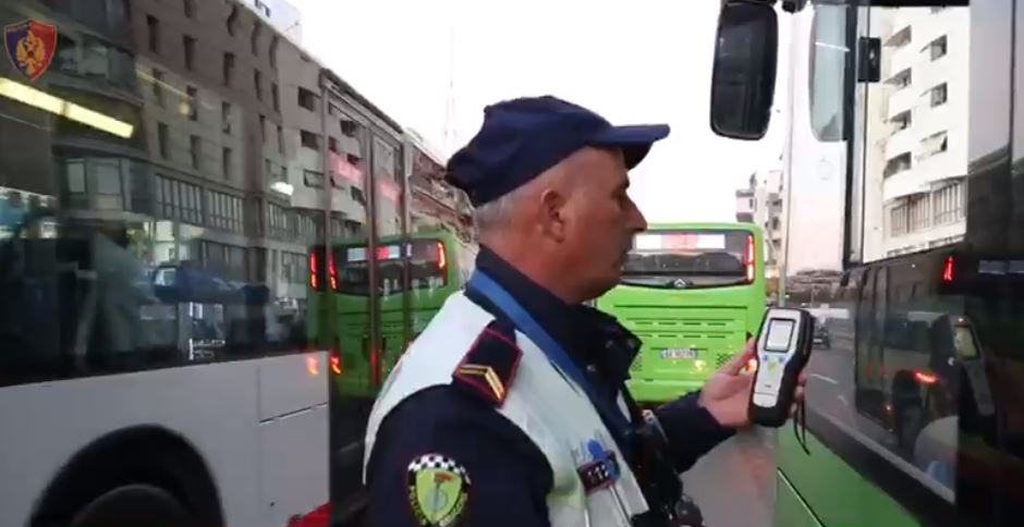 VIDEO/Policia rrugore kontrolle të befasishme në kryeqytet, e pësojnë drejtuesit e autobusëve