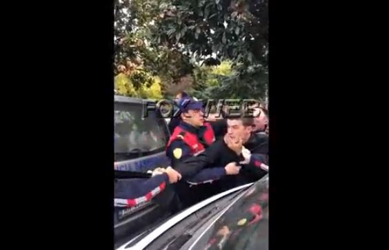 VIDEO/Dhuna e policisë mbi banorët e Astirit, shoqërohet me forcë një prej protestuesve më aktivë