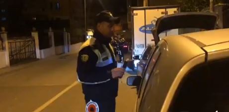 VIDEO/Pezullohen 21 patenta në kryeqytet, policia mesazh shoferëve