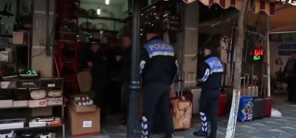 VIDEO/Ndalimi i lëndëve plasëse, policia kontrollon dyqanet në Tiranë