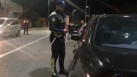 VIDEO/’Festoni, por respektoni rregullat’, policia rrugore ka një mesazh për shoferët