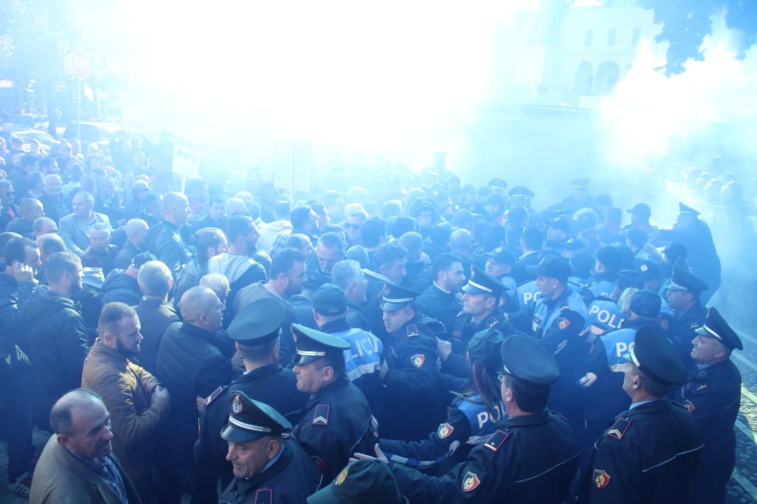 FOTO/Protesta para parlamentit, banorët: Po na provokojnë, ka policë të veshur civilë që hedhin shashka