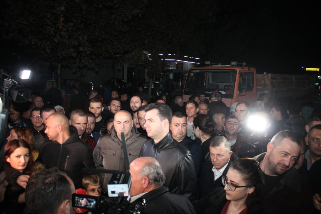 Policia dhunon deputetët e opozitës, ja kush e urdhëroi sulmin