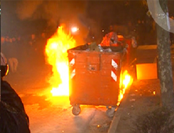 Tensionohet situata tek Unaza e Re, banorët djegin koshat e plehrave, mbi 10 të shoqëruar