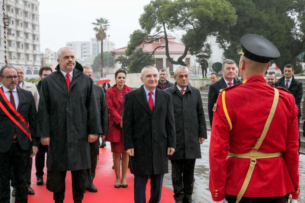 FOTO/Kombinimi i ri i Kryeministrit, vesh në ceremoni dy palë tuta me këpucë serioze