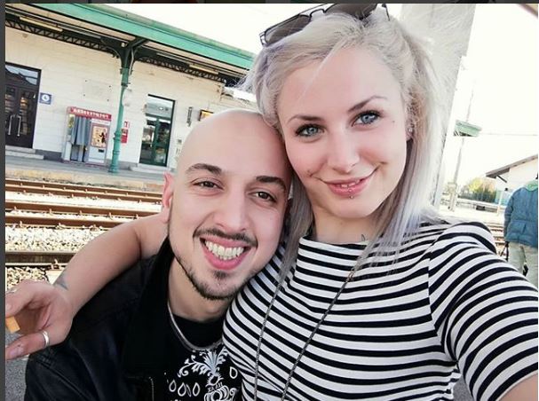 VIDEO/Çifti shqiptar kapet me drogë në banesë, policia italiane publikon foton e reperit