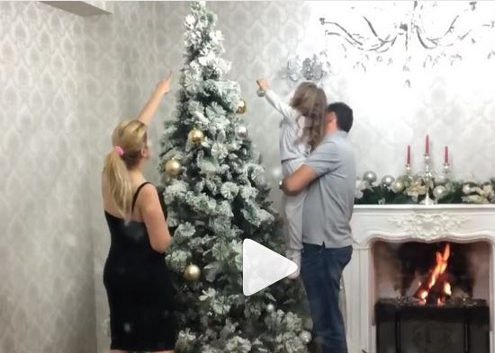 VIDEO/Festat mbërrijnë më herët në familjen e Ermal Hoxhës dhe Rezarta Shkurtës