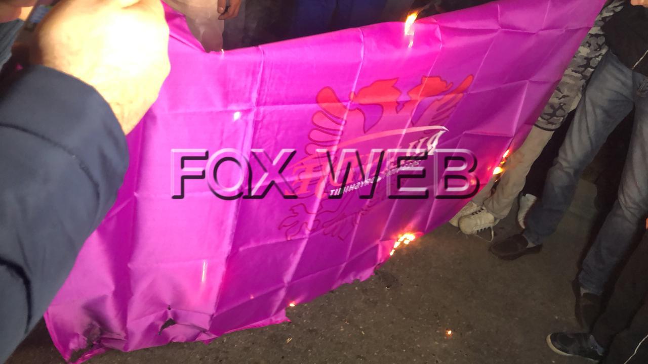 VIDEO/ Protestuesit e “Astirit” i vënë flakën ‘RILINDJE-s’