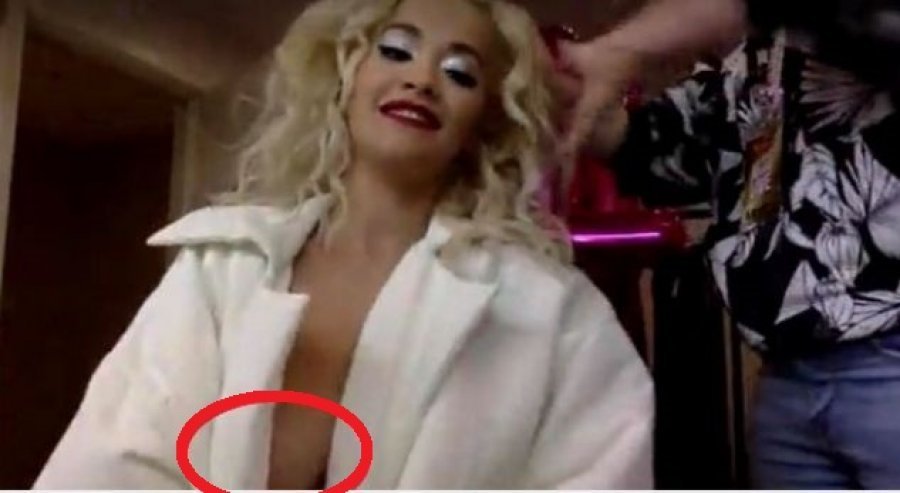 Ritës i del gjoksi në video live, këtë moment nuk e humbi as deputeti shqiptar