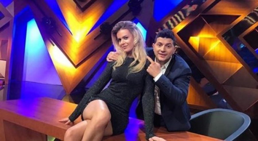 Ermali i publikon Kejvinës foton në shtrat me yllin e futbollit