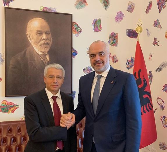 Rama shtrëngon duart, Sandër Lleshi zyrtarisht zv.ministër i Brendshëm