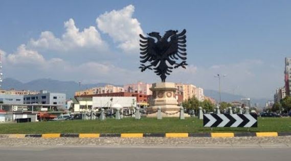 FOTO/Qeveria nuk bën prapa, hiqet dhe