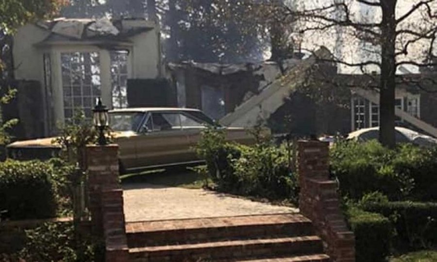 FOTO/ I digjet shtëpia ish-misit të njohur shqiptar, zjarri masiv nuk kursen asgjë