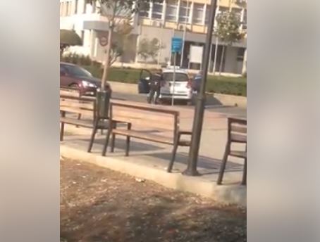 VIDEO/’Policinë që duam’ e lë karburanti në mes të rrugës, efektivët shtyjnë vetë makinën