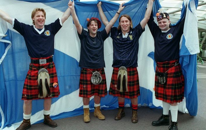 VIDEO/Gazetarja zbulon të vërtetën: A veshin mbathje skocezët poshtë fustanellave, ja prova