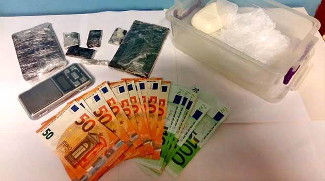 Itali, pranga 18 vjeçarit shqiptar, kapet me mbi 2 kg drogë në shtëpi