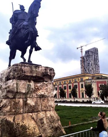 FOTO/’Urime kjo Pavarësi e një Kombi’, stërmbesa e Skënderbeut uron të gjithë shqiptarët
