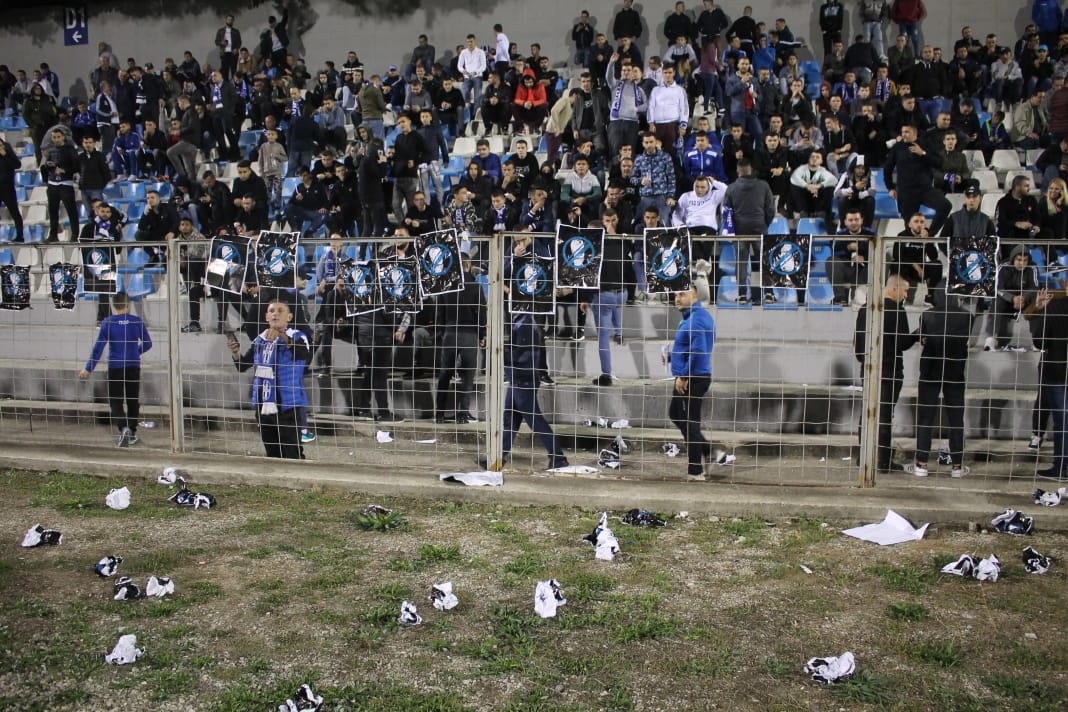 VIDEO/ Kaos në ‘Selman Stërmasi’, tifozët bardheblu iu heqin fanellat lojtarëve