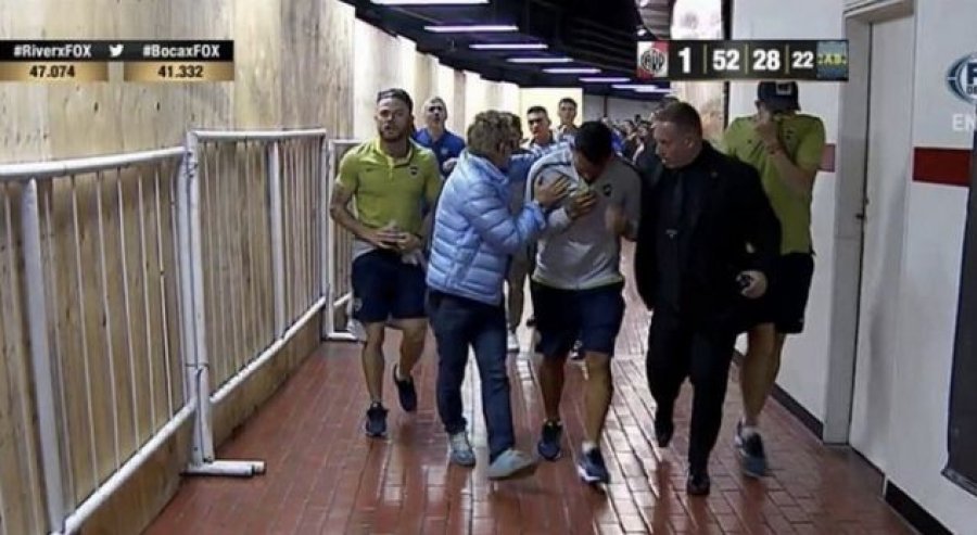 VIDEO/ Tifozët sulmojnë Carlos Tevez, dhunë në finalen e Kupës Libertadore