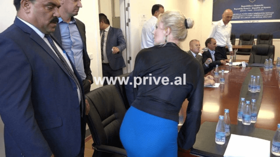 FOTO/ Deputetes shqiptare i dalin mbathjet në komisionin parlamentar, çudit të pranishmit!