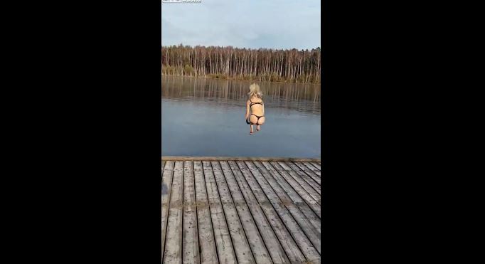 VIDEO/Hidhet me bikini në liqenin e ngrirë, vajzës i shkon si mos më keq