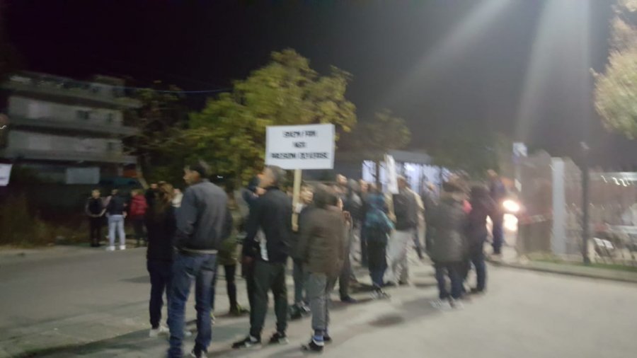 VIDEO/ “Protestuesit gjuajnë me domate Dam Hajdutin, policia e fut nga dera e halesë”