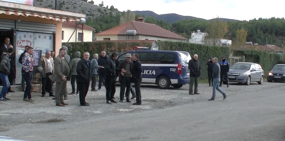 “Vinë 2 – 3 orë, priten dhe nuk vinë më”, fshatrat në Lezhe si në mesjetë, banorët me qirinj