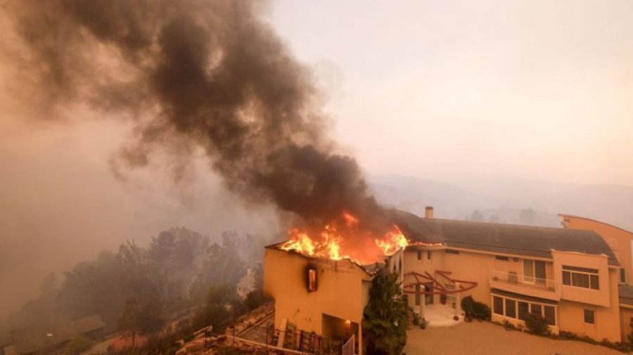 Zjarri masiv në zonën e VIP-ave/ Digjet shtëpia e famshme, ka edhe viktima