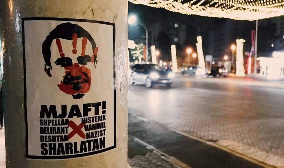 FOTO/Kryeqyteti mbushet me parulla kundër Veliajt: Shpellar, dështak, vandal…