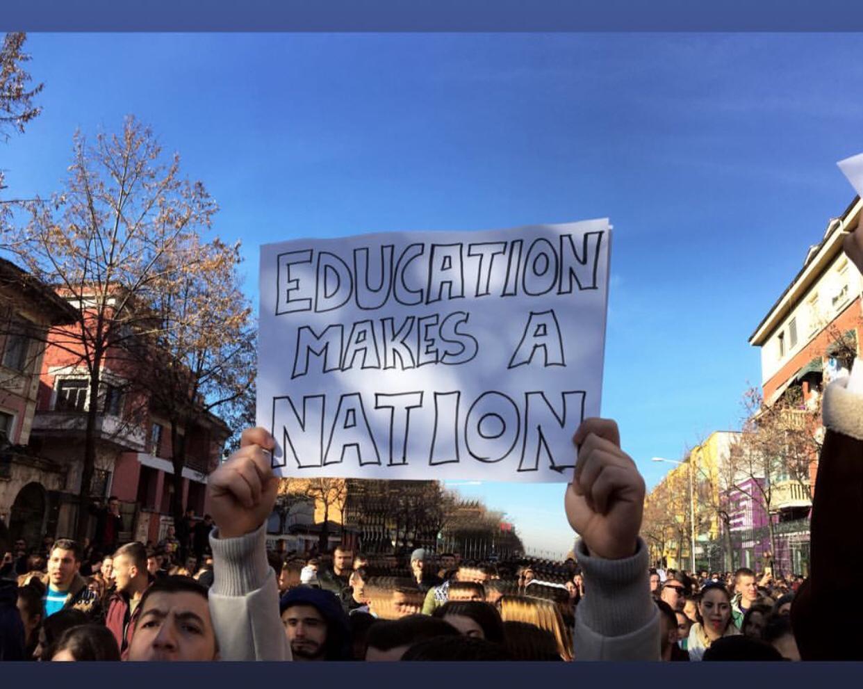 FOTO-GALERI/Pankartat me shprehjet më të goditura të studentëve, pasqyrimi i protestës së sotme