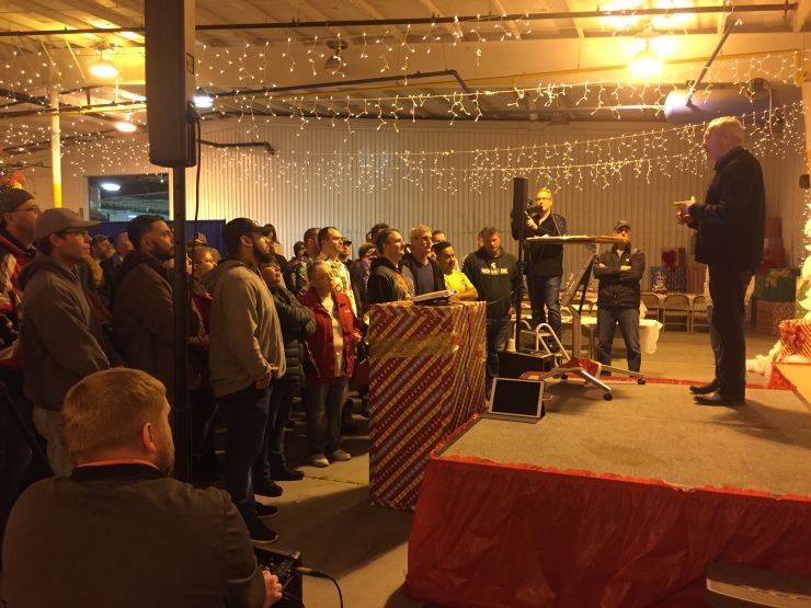 Punonjësit derdhin lotë nga emocioni, shefi dhuron 4 mln dollarë shpërblime për Krishtlindje