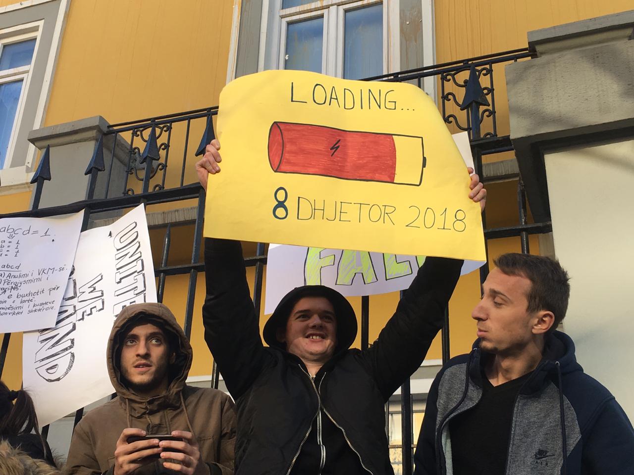 FOTO-GALERI/Pankartat me shprehjet më të goditura të studentëve, pasqyrimi i protestës së sotme