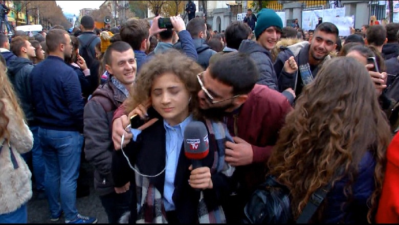 VIDEO/ Studenti mistrec, puth gazetaren në transmetim live
