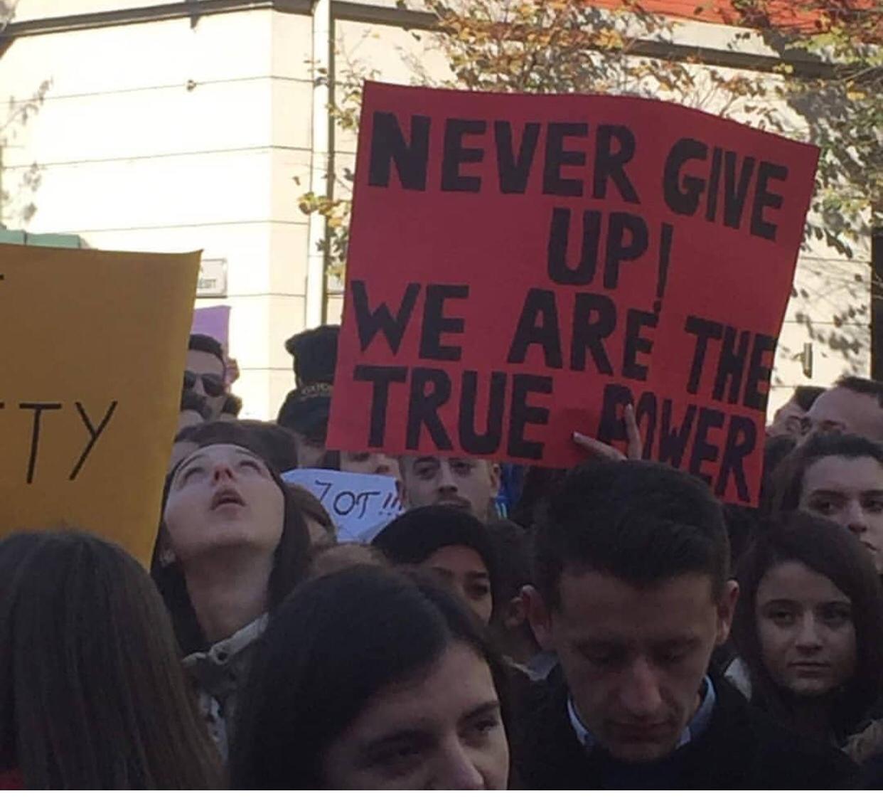 FOTO-GALERI/Pankartat me shprehjet më të goditura të studentëve, pasqyrimi i protestës së sotme