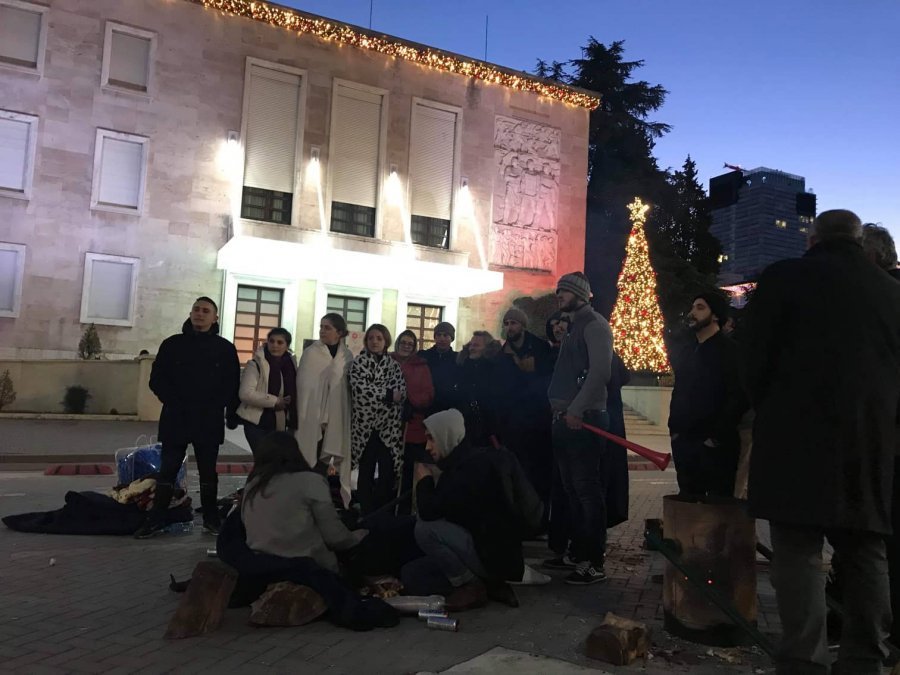 FOTO/Sfiduan të ftohtin, disa studentë kalojnë natën para Kryeministrisë