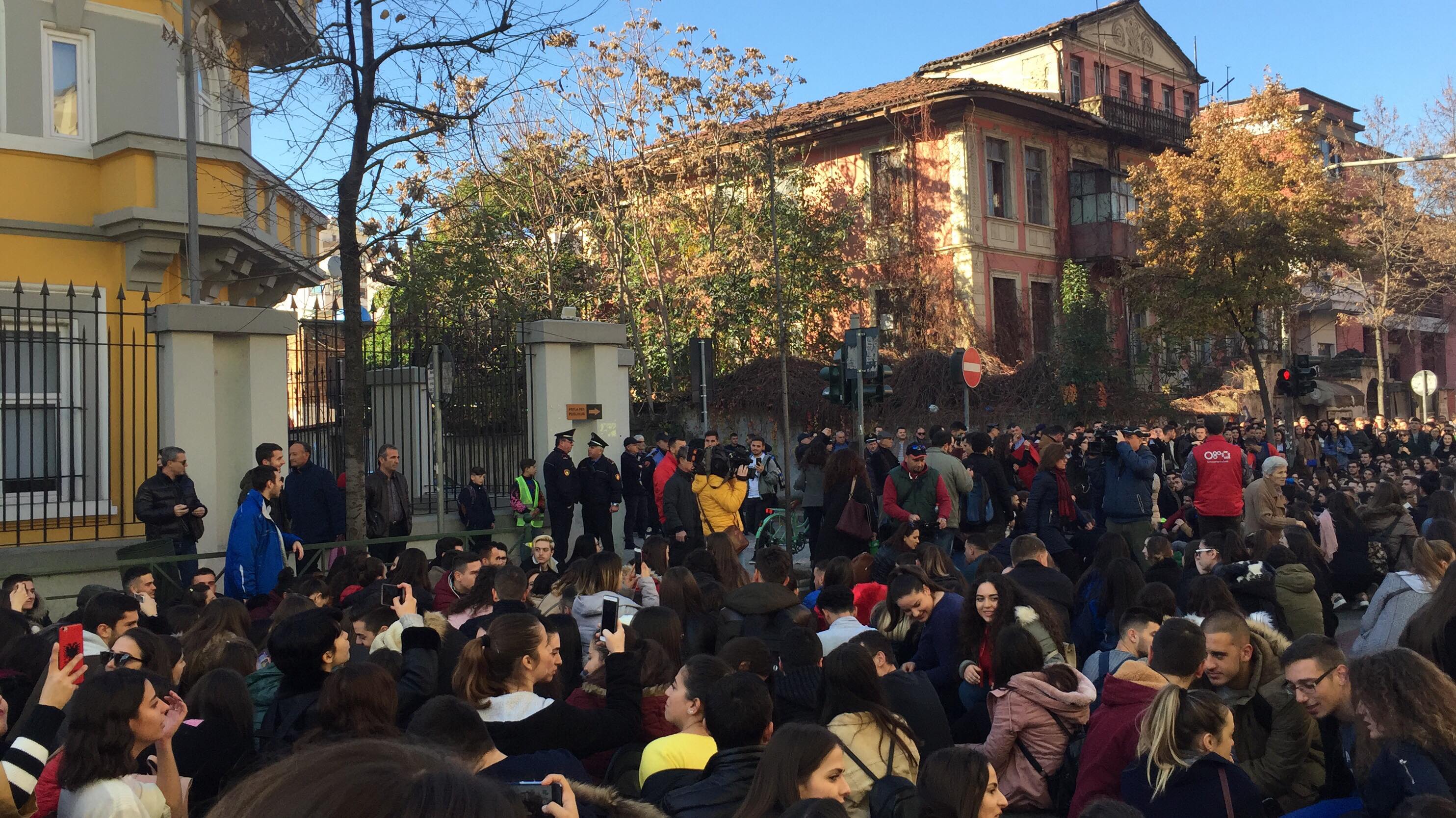 Thirrja e ish-Zv.ministres: “Studentët heronjtë që duhen mbështetur kundër neo-diktaturës”