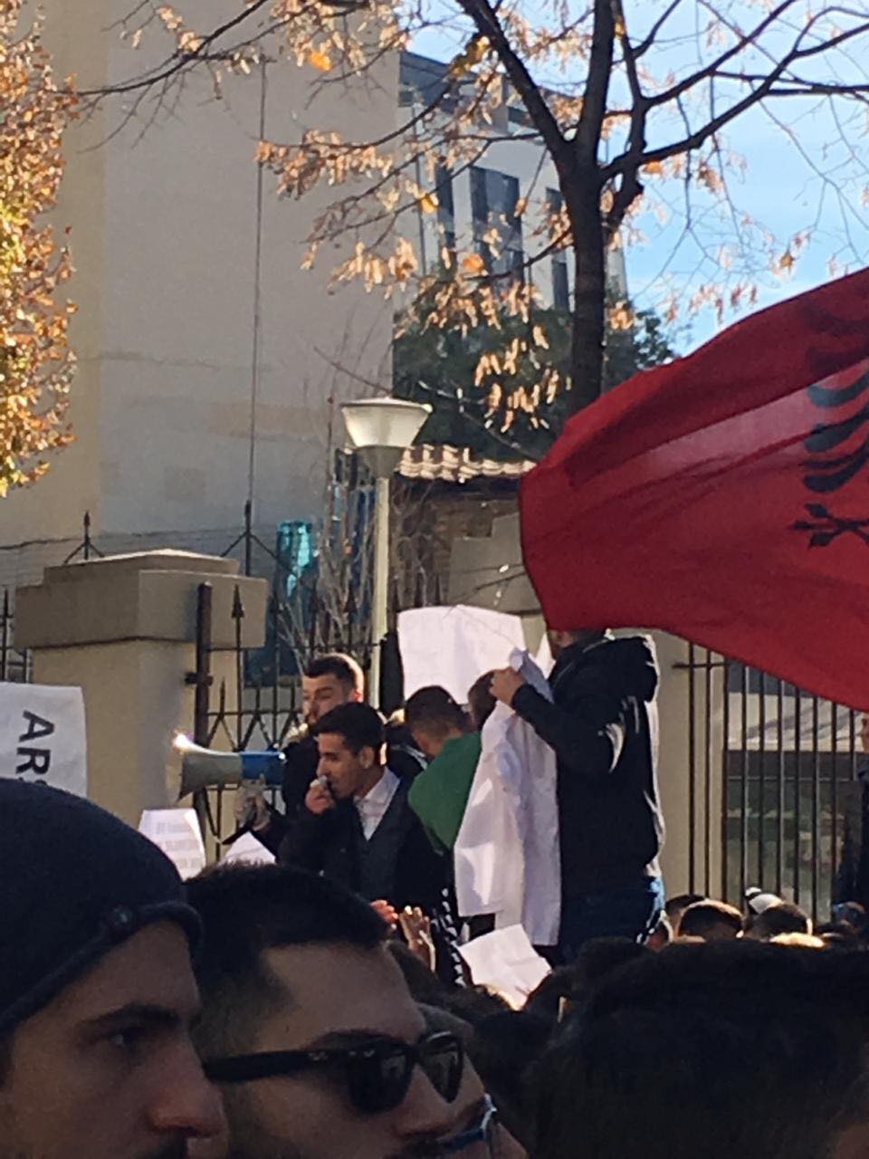 FOTO/ Taulant Muka i bashkohet protestës së studentëve, ja cfarë thotë