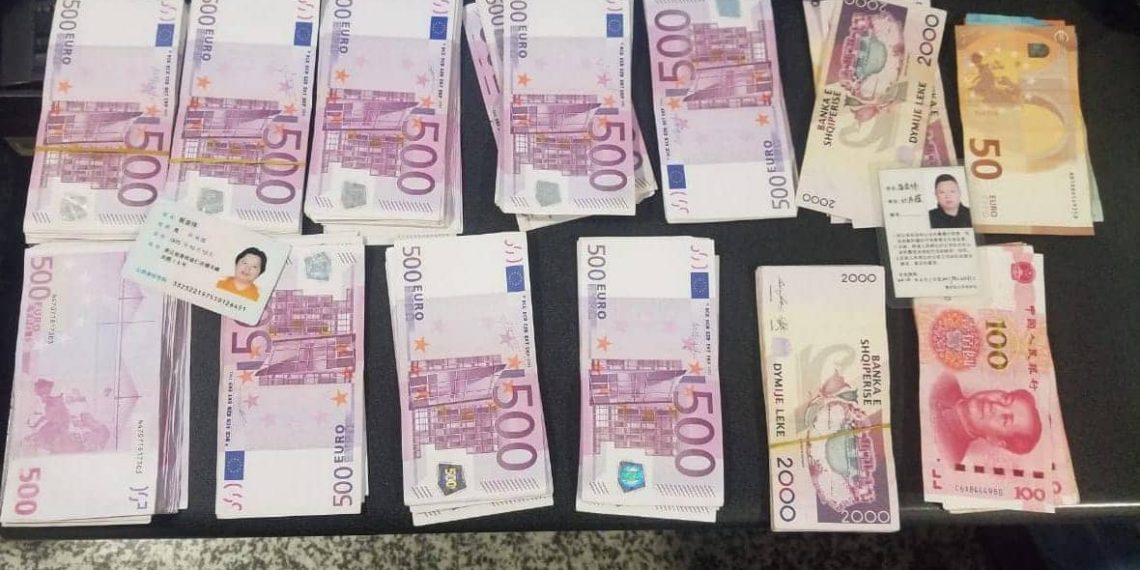 Arrestohet kinezi në aeroportin e Rinasit, sekuestrohen 80 mijë euro