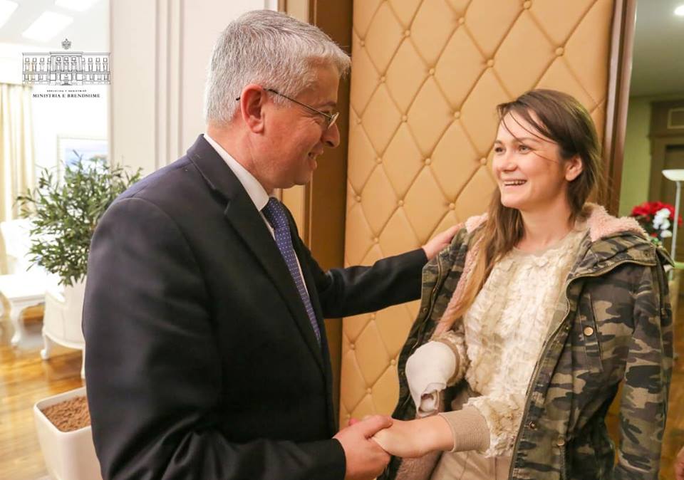 Lleshaj pret në zyrë efektiven Ina Nuku: Një model për rininë e vendit tonë