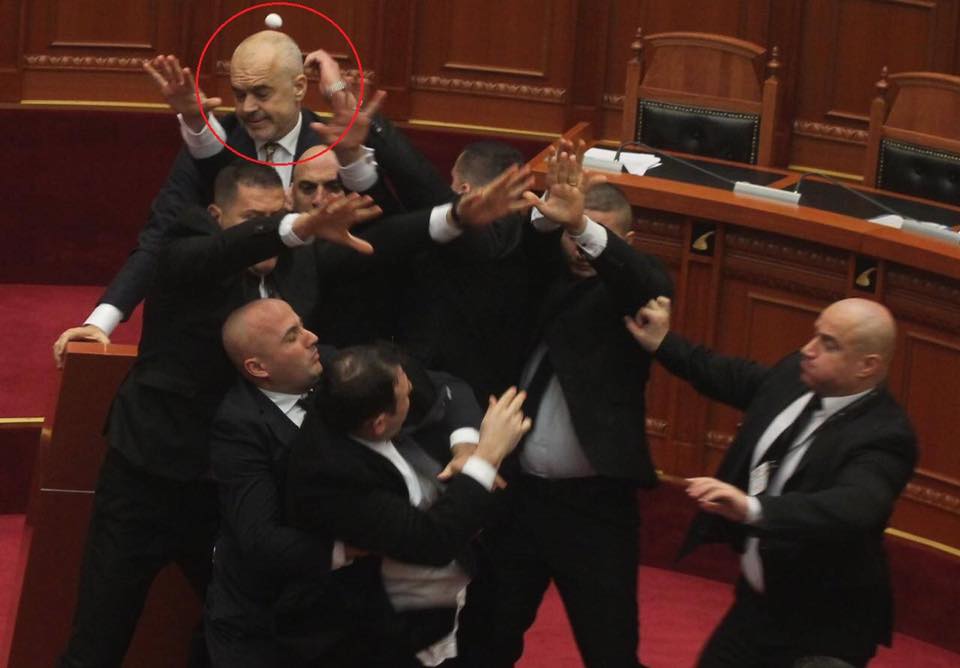 FOTO/Zbulohen fjalët që deputeti i tha Ramës kur qëlloi me vezë, Ruçi merr vendimin