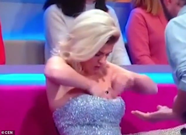 VIDEO/Kamerat fiksojnë momentin, prezantuesja fsheh telefonin mes gjoksit