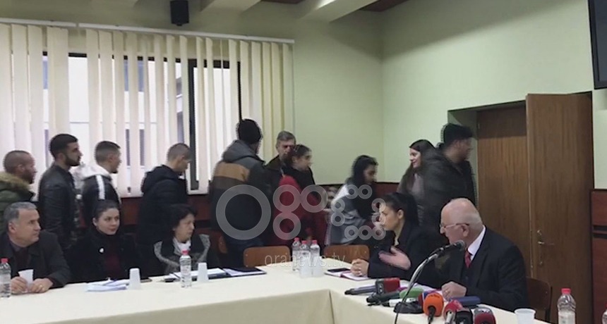 VIDEO/ “Po bën monolog si Rama “, studentët braktisin takimin më rektorin në Korçë