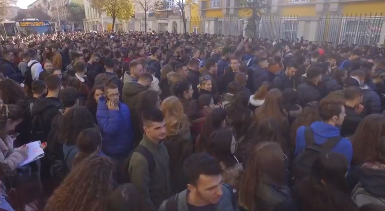 Studentët në protestë, flet Ministrja: E gatshme të bisedoj, por jo në rrugë