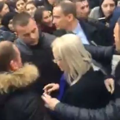 LAJM I FUNDIT/Ministrja del në bulevard me truprojë, studentët e gjuajnë me vezë