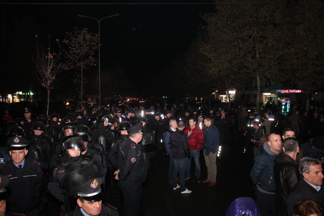 Shkon në 10 numri i të shoqëruarve tek Unaza e Re, deputeti i PD-së futet në furgonin e policisë