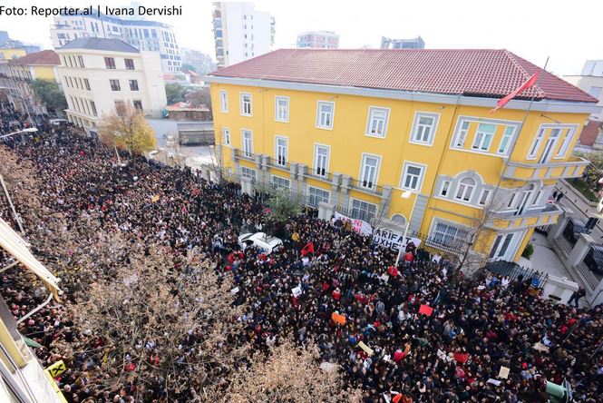 Dom Gjergj Meta mbështet studentët: Ju admiroj, mos u ndalni