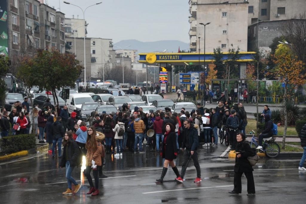 VIDEO/Lirohet qarkullimi tek “Zogu i Zi”, studentët nisen drejt Kryeministrisë