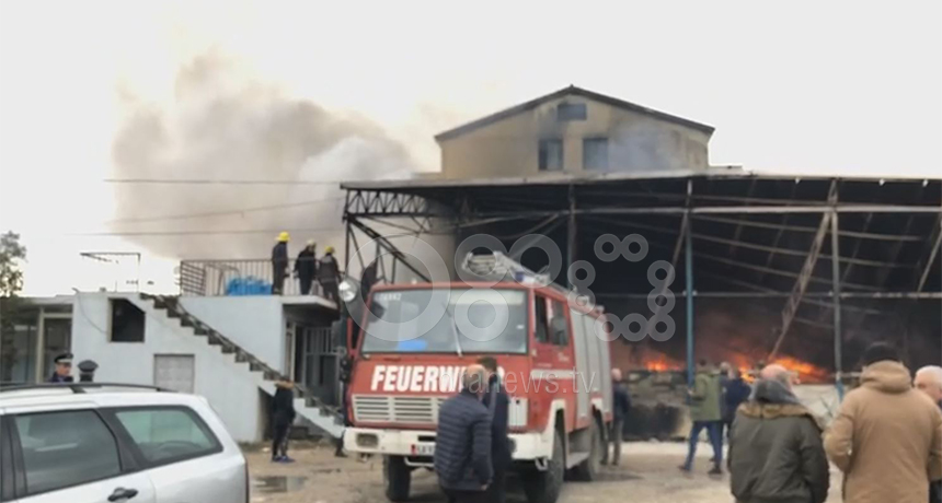 Zjarri shkrumbon tregun industrial në Laç, dëme të mëdha për tregtarët