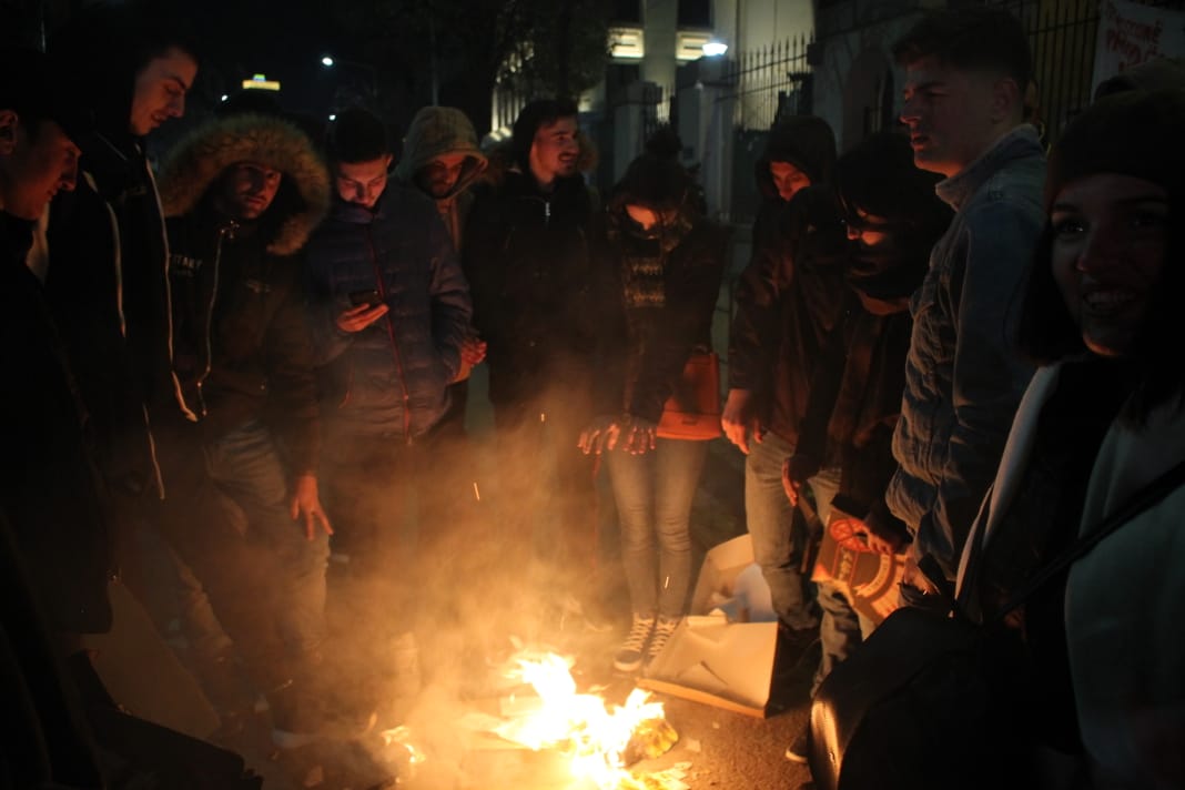 FOTO/ Batanije krahëve dhe zjarr, studentët vazhdojnë protestën